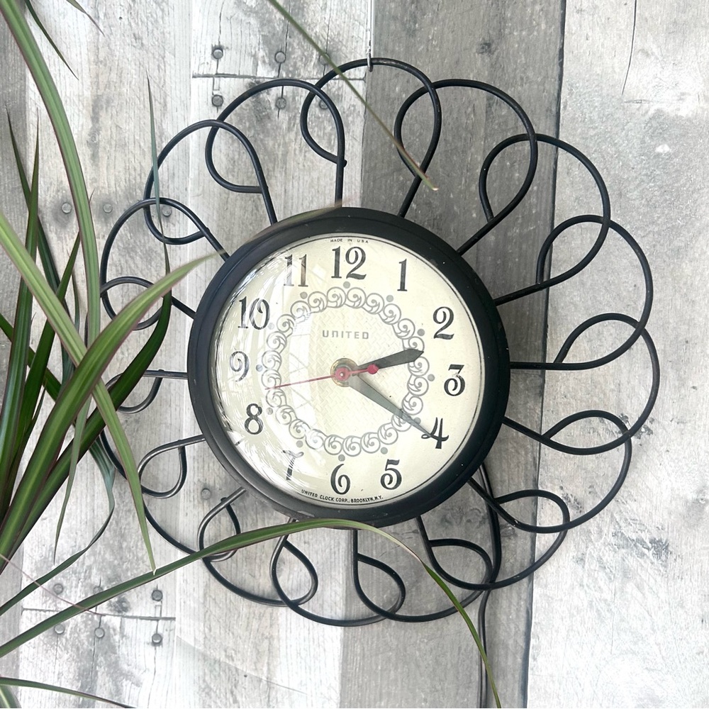🌴Nostalgic 1940's Vintage Electric Wall CLOCK-Black Metal Scroll By United